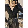 (Con hombrera) Nueva camiseta de manga larga con cuello en V plisada de estilo coreano de primavera y otoño para mujer, top de estilo europeo y americano de nicho.