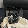 Nuevo y exquisito bolso cubo de moda para principios de otoño de 2026, de alto valor estético, adecuado para el trabajo y los desplazamientos, bolso de hombro elegante y único, bolso cruzado