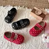 Zapatos de piel para niña 2026 primavera y otoño nuevo moda infantil mocasines de lunares zapatos sencillos de princesa roja Birkenstock