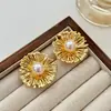 Aretes de Perla Akoya Colorida de Crisantemo Dorado, Aretes de Flor de Crisantemo Metálicos Franceses de Lujo Ligero de Venta Caliente