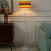 Lámpara de pie con pantalla redonda nórdica para iluminación de sala de estar, sofá y dormitorio, acogedora y de bajo consumo, con un poste largo retráctil