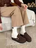Pantuflas cerradas de estilo francés para aumentar la altura interior, nuevo modelo 2026, punta redonda, hebilla, pantuflas de ante y pelo