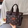 Atacado transfronteiriço nova bolsa de mão impermeável de tecido Oxford com bolinhas, bolsa para marmita, bolsa tote casual de nicho, bolsa para mamãe