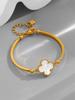 Pulsera de acero y titanio con trébol de cuatro hojas explosivo transfronterizo para mujer, diseño de nicho ligero y lujoso, colgante sencillo y versátil, pulsera de alta gama.