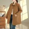 Foto real de trench coat feminino de comprimento médio, novo estilo de outono 2026, item popular e quente deste ano, casaco extremamente bonito para primavera e outono