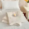 Manta de Verano de Gasa Arrugada 100% Algodón Grado Materno e Infantil Clase A Cubierta de Cama Bordada Estilo Manta de Verano Juego de Cuatro Piezas Manta de Verano para Aire Acondicionado