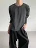 Camiseta de punto de manga larga con cuello Henley de color liso, transpirable y amigable con la piel, estilo Old Money para hombre, Primavera/Otoño, con caída, para el trabajo, capa base