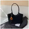 Venta al por mayor de bolsos tote casuales retro nuevos y elegantes de gran capacidad para mujer, perfectos para el trabajo y los desplazamientos, bolsos de hombro versátiles que se pueden llevar bajo el brazo