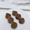 Pó Facial Compacto de Algodão Flocado Dupla Face com Formato de Biscoito de Chocolate Não Solta Muito Pó Elástico Ajustado Artefato de Maquiagem Facial