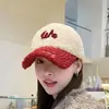 Gorra de béisbol de lana de cordero con bloques de color para otoño e invierno, gorra de béisbol de felpa engrosada estilo coreano con letras bordadas, sombrero cálido para mujer