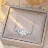 Delicado y dulce collar de flor de durazno con microincrustaciones de diamante para niñas, exquisito y de nicho, con un toque de alta gama, nueva cadena versátil de flor de cerezo para la clavícula