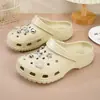 Zapatos con Agujeros para Mujer Verano Nuevo Estilo Ropa Exterior Suela Gruesa Resistentes al Desgaste Sandalias Exteriores EVA Playa Antideslizantes Pareja Pantuflas de Punta Cerrada