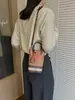 La Bolsa para Teléfono de Estilo Coreano de Moda de Este Año, de Nicho Retro de Gama Alta con Bloques de Color, es Versátil para el Trayecto Diario y Tiene un Elegante Diseño para Llevar en la Mano y Cruzada para Mujer
