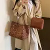 Moda Otoño/Invierno 2026 Nuevo Elegante Temperamento Estampado de Leopardo Gran Capacidad Simple Versátil Bolso Tote de Hombro Único o de Mano Madre-Hijo