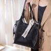 Bolsa de Alta Qualidade Grande Capacidade Bolsa Feminina 2025 Nova Bolsa Tote com Padrão Trançado Versátil para Trabalho Ombro Bolsa de Axila Tendência