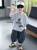 0439 Conjunto de Verano para Niños 2026 Nuevo Estilo Conjunto Ropa de Moda de Manga Corta para Niños Pantalones Rayados Frescos de Verano Conjunto de Dos Piezas