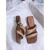 Sandálias de Palha com Salto Baixo, Estilo Férias, Modernas, Versáteis, Confortáveis, de Calçar Fácil, com Solado Macio, para Uso Externo Feminino, Moda de Verão