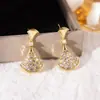 Pendientes Geométricos de Circonita Chapados en Oro Real Pendientes de Diseño Abanico Accesibles de Lujo Europeos y Americanos Pendientes de Moda Exquisitos y Versátiles para Mujer