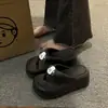 Chanclas de dibujos animados lindas para mujer, nuevo modelo de verano 2023, con suela gruesa y sensación cómoda, sandalias de dedo para la playa con diseño de cachorro