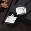 Pendientes Versátiles Cuadrados Elegantes de Estilo Minimalista Neutro para Mujer, Moda Urbana de Diseño de Nicho con Clips para Oreja Martillados a Mano en Plata