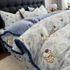 Juego de ropa de cama de cuatro piezas de leche de alto gramaje, juego de funda de edredón cálida de doble cara de coral con pompón para invierno.