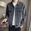 Jaqueta Jeans Rasgada Bordada Marca da Moda Masculina Primavera Outono Top Solto Jaqueta Juvenil Fashion Casual Jaqueta de Manga Longa