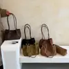 Bolsa de palha artesanal estilo coreano, couro macio, grande capacidade, bolsa de ombro, design moderno e minimalista, bolsa de ombro único e bolsa interna combinando