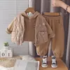 Conjunto de moda otoño e invierno para niñas 2026 nuevo sudadera con capucha de color liso elegante con chaleco conjunto de tres piezas