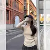 Camiseta básica de punto de manga larga con cuello en V estilo coreano para mujer, prenda interior de invierno, suéter ajustado con un toque de alta gama, top versátil y suave para primavera y otoño