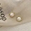 Pendientes Únicos y Sofisticados de Estilo Minimalista para Mujer, Pequeños y Sencillos, Modernos Versátiles Pendientes de Perla Dorada de Media Ronda