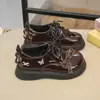 Sapatos pequenos de couro para meninas, novo estilo 2026, laço brilhante, sola grossa, sola macia, sapatos de princesa, primavera e outono, estilo britânico, sapatos casuais infantis