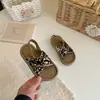 Pantuflas de punta abierta para niñas, nuevo estilo primavera-verano 2026, zapatos de princesa con lentejuelas para niñas, adecuados para usar en casa y al aire libre, elegantes y modernos para niños pequeños y bebés