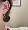 Pendientes clásicos de diseño elegante y moderno con hebilla de oreja de trébol rojo festivo de todo fósforo, ligeros y de lujo, pendientes rojos de Año Nuevo