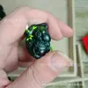 Directo de fábrica Jade de tinta natural de Xinjiang colgante de dibujos animados doce signos del zodíaco Rey de la Medicina talla en piedra colgante pequeño boutique venta al por mayor