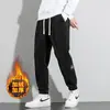 Calças casuais masculinas transfronteiriças, calças da moda de corte solto, calças esportivas casuais elásticas de veludo cotelê forradas com fleece para o outono para homens