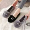 Sapatos felpudos femininos 2026 novos de inverno versáteis moda slip-on sapatos de algodão com fleece espesso quentes para estudantes