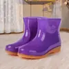 Botas de lluvia de forro polar fijas para mujer, botas de lluvia cortas cálidas, zapatos impermeables, zapatos de goma antideslizantes con forro de algodón para mujer adulta