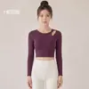 Top de yoga Chuandun com torção e vazado de manga longa com bojo, design de um ombro vazado, top de yoga Pilates para mulheres