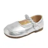 Zapatos Pequeños de Cuero de Princesa para Niñas 2025 Primavera Nuevos Estilo Vaquero Infantil Zapatos Plateados para Niñas Pequeñas Zapatos Tipo Frijol para Niños Pequeños y Medianos