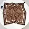 Bufanda cuadrada de estilo coreano, a la moda, versátil, con flecos y borlas, adecuada para decorar con un cinturón, hecha de algodón y lino con un colgante de borla.