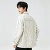 Camisa de manga larga estilo coreano para primavera y otoño, una prenda superior para hombre elegante y sofisticada con un diseño orientado a la juventud, que presenta un cuello de solapa, un patrón de cuadros casual y es adecuada para usar en capas.