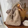 2025 Bolsa Transversal Versátil de Pelúcia Grande Capacidade Outono/Inverno Nova Moda Coreana Tendência Elegante Bolsa de Ombro