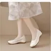 Zapatos cómodos tipo slip-on de suela blanda para mamá, nuevo modelo primavera-verano 2026, zapatos casuales para mujer de cuero suave transpirable con tacón de cuña bajo