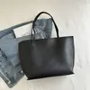 Bolsa casual de grande capacidade, nova coleção outono 2026, bolsa de ombro moderna e estilosa, design simples, adequada para estudantes universitários usarem como bolsa de mão para as aulas.