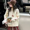 Suéter de outono e inverno para meninas 2026 novo doce estilo coreano com estampa de coração cinza gola redonda de tricô para crianças mais velhas moderno
