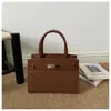 Comercio exterior casual retro ropa de trabajo 2026 lujo ligero colgante de PU bolso simple chic bandolera cruzada para mujer