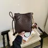 Bolso de diseño único con patrón tejido para mujer, nuevo bolso cruzado de moda versátil 2026, bolso de hombro tipo cubo exquisito y súper popular