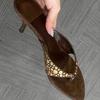 Europa y Estados Unidos 2025 nuevas chanclas de clip sandalias de verano para mujer sandalias de gamuza con remaches tacón fino sexy