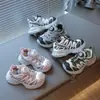 Tênis esportivos infantis para meninas, tênis estilo papai leves e antiderrapantes, novos tênis de corrida da moda para primavera e outono de 2026 com fivela giratória para meninas pequenas