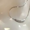 Cadena para Clavícula de Acero de Titanio de Diseño de Nicho Minimalista de Moda con Colgante de Berenjena Pequeña y Chile Pequeño Elegantes, Collar de Oro de 18K con Tubo Curvo Sonriente